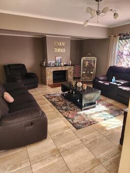 4 Bedroom House in Helderkruin