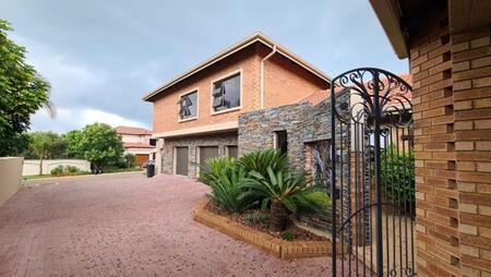 6 Bedroom House in Pinehaven