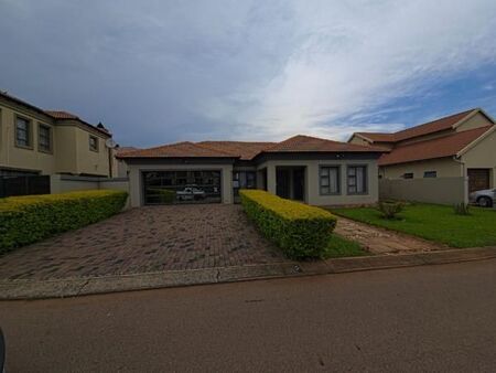 4 Bedroom House in Monavoni