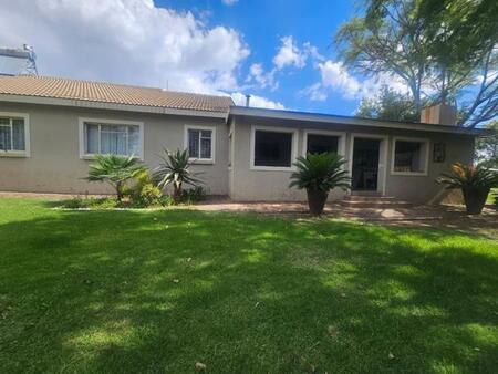 4 Bedroom House in Mnandi Ah