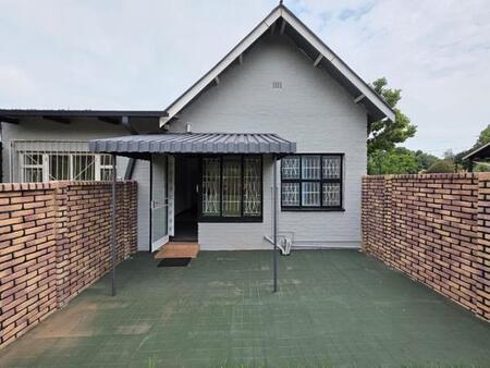 Bachelor apartment in Clubview