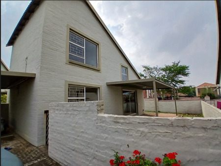 3 Bedroom Duplex in Heuwelsig Estate