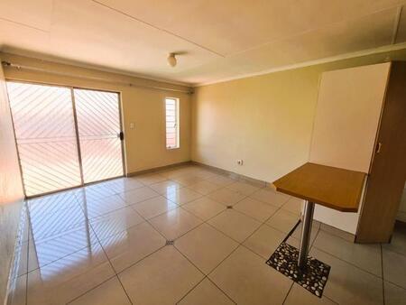 2 Bedroom Townhouse in Rooihuiskraal North