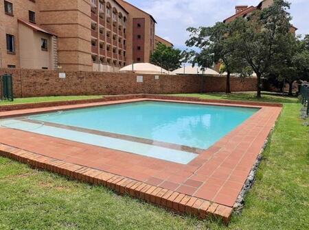 2 Bedroom Flat in Die Hoewes