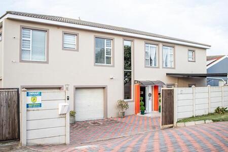 7 Bedroom House in Aston Bay