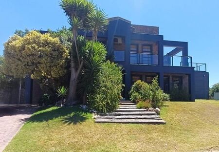 6 Bedroom House in Jeffreys Bay