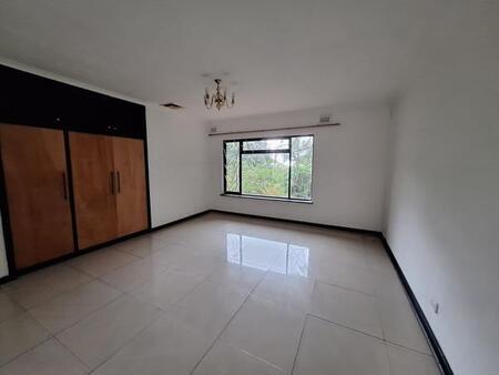 Bachelor apartment in Athlone Park