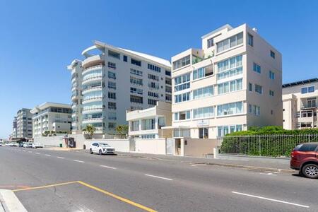 2 Bedroom Apartment in Mouille Point