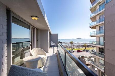 2 Bedroom Apartment in Mouille Point