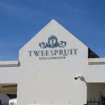 4 Bedroom House in Nuutgevonden