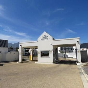 4 Bedroom House in Nuutgevonden