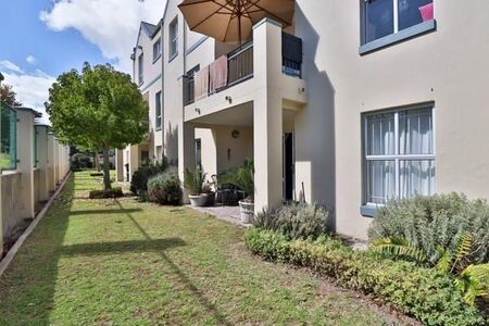 3 Bedroom Townhouse in Onder Papegaaiberg