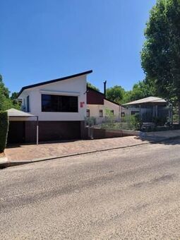 4 Bedroom House in Onder Papegaaiberg