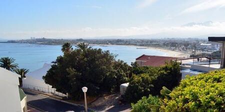 2 Bedroom Flat in Gordons Bay Central