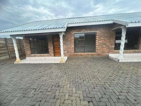 2 Bedroom Townhouse in Lydenburg