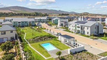 2 Bedroom Apartment in Burgundy Estate