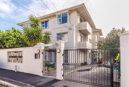 Studio apartment in Gardens