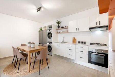 8 Bedroom House in Observatory