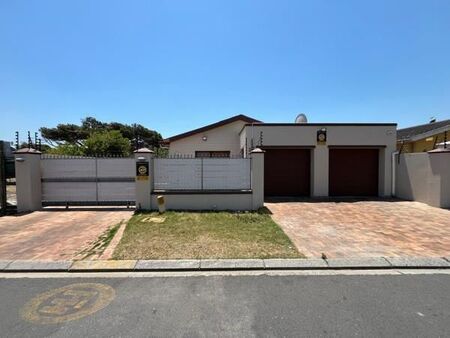 4 Bedroom House in Lotus River