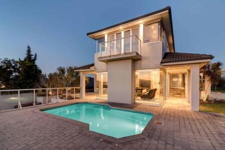 4 Bedroom House in Protea Heights