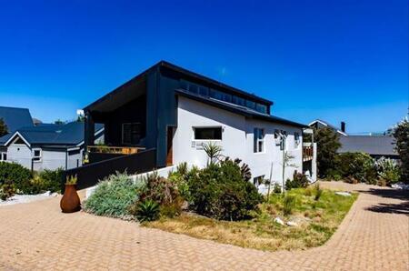3 Bedroom House in Pringle Bay