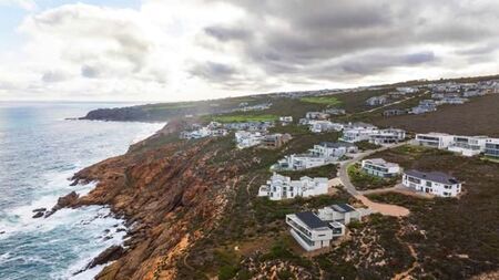 6 Bedroom House in Pinnacle Point Golf Estate