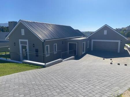 4 Bedroom House in Kraaibosch