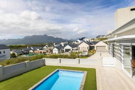 4 Bedroom House in Kingswood Golf Estate