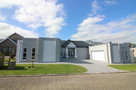 4 Bedroom House in Kingswood Golf Estate