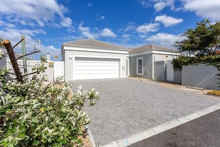 3 Bedroom House in Sunningdale