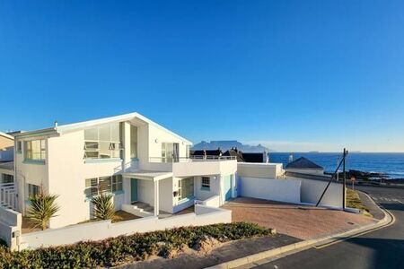 4 Bedroom House in Bloubergstrand