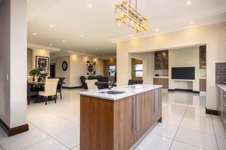5 Bedroom House in Parklands North