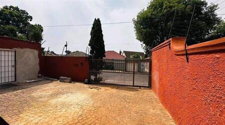 2 Bedroom House in Kensington