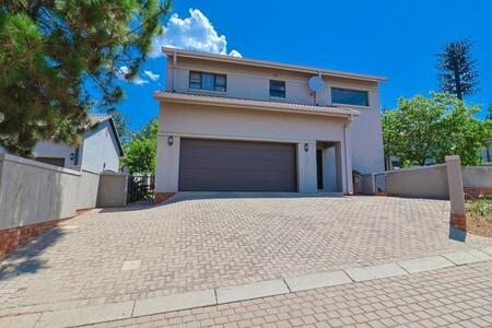 3 Bedroom Townhouse in Ruimsig