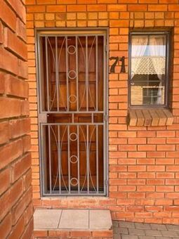 2 Bedroom Apartment in Mooikloof Ridge