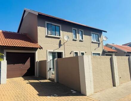 2 Bedroom Townhouse in Country View Estate