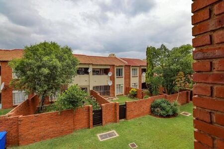 2 Bedroom Apartment in Mooikloof Ridge