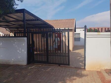 2 Bedroom House in Mahube Valley