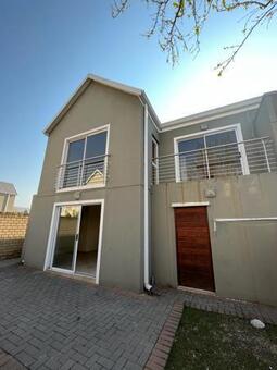 3 Bedroom Townhouse in Vanderbijlpark Se