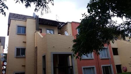 Bachelor apartment in Clubview