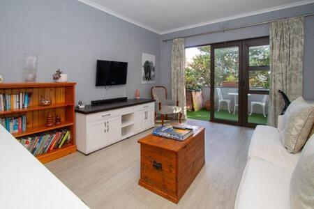 1 Bedroom Apartment in Three Anchor Bay