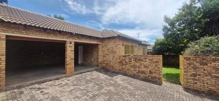 3 Bedroom Simplex in Weltevreden Park