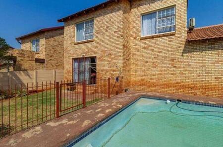 3 Bedroom Duplex in Constantia Kloof