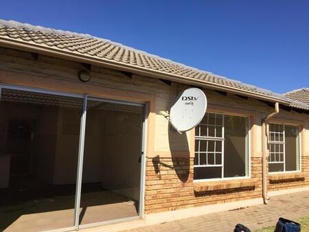 3 Bedroom Simplex in Heuwelsig Estate