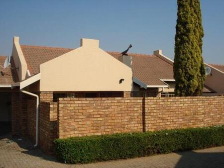 2 Bedroom Townhouse in Rooihuiskraal