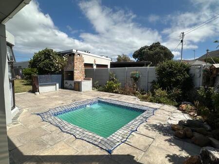 2 Bedroom House in Fish Hoek