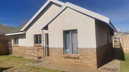 2 Bedroom Townhouse in Roylglen Gardens