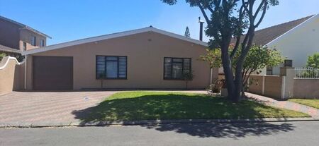 2 Bedroom bachelor flat to rent in Lotus River, Cape Town
