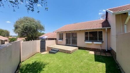 2 Bedroom townhouse - sectional to rent in Northwold, Randburg