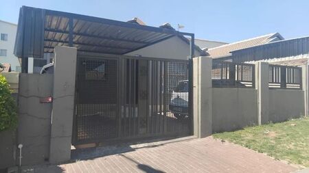 3 Bedroom house to rent in Fleurhof, Roodepoort